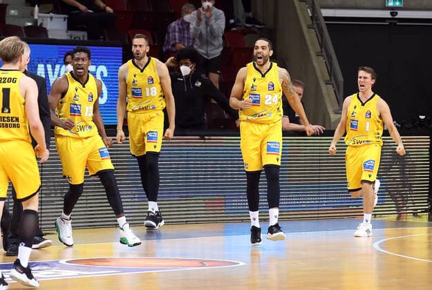 Schlussjubel Ludwigsburg, V.li. Yorman Polas Bartolo (Riesen) , Jonas Wohlfarth-Bottermann (Riesen) , Andrew Warren (Riesen) , Jordan Hulls (Riesen) . MHP Riesen Ludwigsburg vs. Brose Bamberg. Basketball-Bundesliga 2020-2021. Playoff Viertelfinale Spiel 2 . Ludwigsburg , GER, 21.05.2021,