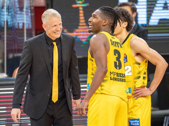 Freuen sich John Patrick (MHP Riesen Ludwigsburg, Head Coach), Jaleen Smith (MHP Riesen Ludwigsburg, 03) Jonah Radebaugh (MHP Riesen Ludwigsburg, 12), MHP Riesen Ludwigsburg vs. Brose Bamberg, Basketball, Bundesliga, Playoffs, Spiel 2, easycredit BBL, 21.05.2021, MHP Riesen Ludwigsburg vs. Brose Bamberg, Basketball, Bundesliga, Playoffs, Spiel 2, easycredit BBL, 21.05.2021 Ludwigsburg Copyright: xEibner-Pressefoto SaschaxWaltherx EP_swa