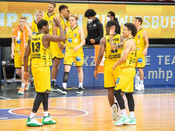 Jubel der Riesen, Yorman Polas Bartolo (MHP Riesen Ludwigsburg, 13), Jonah Radebaugh (MHP Riesen Ludwigsburg, 12), MHP Riesen Ludwigsburg vs. Brose Bamberg, Basketball, Bundesliga, Playoffs, Spiel 2, easycredit BBL, 21.05.2021, MHP Riesen Ludwigsburg vs. Brose Bamberg, Basketball, Bundesliga, Playoffs, Spiel 2, easycredit BBL, 21.05.2021 Ludwigsburg Copyright: xEibner-Pressefoto SaschaxWaltherx EP_swa