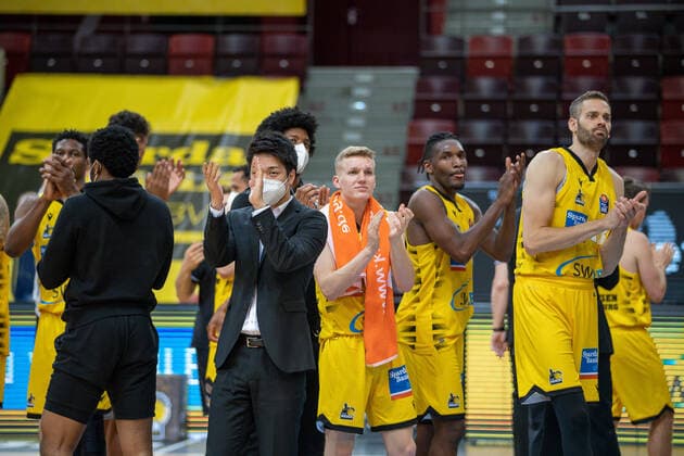 Aplause bei den Ludwigsburgern, Jaleen Smith (MHP Riesen Ludwigsburg, 03), Jonas Wahlfarth-Bottermann (MHP Riesen Ludwigsburg, 18), MHP Riesen Ludwigsburg vs. Brose Bamberg, Basketball, Bundesliga, Playoffs, Spiel 2, easycredit BBL, 21.05.2021, MHP Riesen Ludwigsburg vs. Brose Bamberg, Basketball, Bundesliga, Playoffs, Spiel 2, easycredit BBL, 21.05.2021 Ludwigsburg Copyright: xEibner-Pressefoto SaschaxWaltherx EP_swa