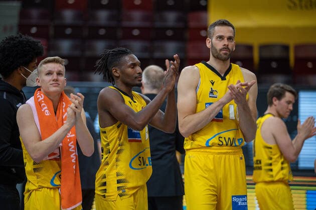 Aplause bei den Ludwigsburgern, Jaleen Smith (MHP Riesen Ludwigsburg, 03), Jonas Wahlfarth-Bottermann (MHP Riesen Ludwigsburg, 18), MHP Riesen Ludwigsburg vs. Brose Bamberg, Basketball, Bundesliga, Playoffs, Spiel 2, easycredit BBL, 21.05.2021, MHP Riesen Ludwigsburg vs. Brose Bamberg, Basketball, Bundesliga, Playoffs, Spiel 2, easycredit BBL, 21.05.2021 Ludwigsburg Copyright: xEibner-Pressefoto SaschaxWaltherx EP_swa