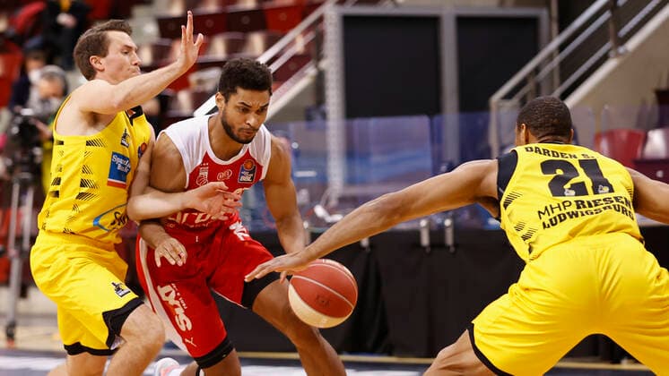 21.05.2021, Basketball, BBL 2020 2021, Viertelfinale, 2. Spieltag, MHP RIESEN Ludwigsburg - Brose Bamberg, GER, Ludwigsburg, MHPArena, Bild: v. li. Jordan Hulls (MHP RIESEN), Kenneth Ogbe (Brose Bamberg) und Tremmell Darden (MHP RIESEN) Copyright: HMBxMedia xHeikoxBecker