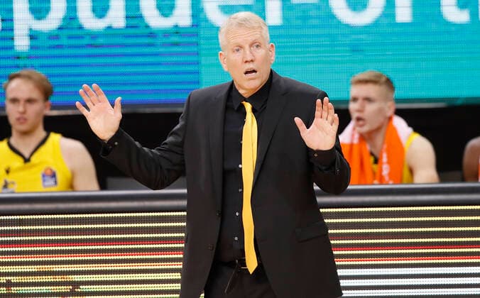 21.05.2021, Basketball, BBL 2020 2021, Viertelfinale, 2. Spieltag, MHP RIESEN Ludwigsburg - Brose Bamberg, GER, Ludwigsburg, MHPArena Bild: v. li. Head Coach John Patrick (MHP RIESEN) Copyright: HMBxMedia xHeikoxBecker