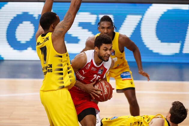 21.05.2021, Basketball, BBL 2020 2021, Viertelfinale, 2. Spieltag, MHP RIESEN Ludwigsburg - Brose Bamberg, GER, Ludwigsburg, MHPArena Bild: v. li. Jamel McLean (MHP RIESEN), Kenneth Ogbe (Brose Bamberg), Jordan Hulls (MHP RIESEN) und Jaleen Smith (MHP RIESEN) Copyright: HMBxMedia xHeikoxBecker