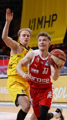 21.05.2021, Basketball, BBL 2020 2021, Viertelfinale, 2. Spieltag, MHP RIESEN Ludwigsburg - Brose Bamberg, GER, Ludwigsburg, MHPArena Bild: v. li. Lukas Herzog (MHP RIESEN) und Bennet Hundt (Brose Bamberg) Copyright: HMBxMedia xHeikoxBecker
