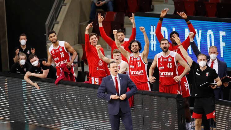 21.05.2021, Basketball, BBL 2020 2021, Viertelfinale, 2. Spieltag, MHP RIESEN Ludwigsburg - Brose Bamberg, GER, Ludwigsburg, MHPArena Bild: v. li. Jubel auf der Bank von Bamberg Copyright: HMBxMedia xHeikoxBecker