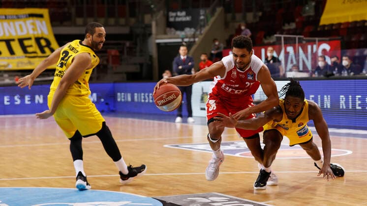 21.05.2021, Basketball, BBL 2020 2021, Viertelfinale, 2. Spieltag, MHP RIESEN Ludwigsburg - Brose Bamberg, GER, Ludwigsburg, MHPArena Bild: v. li. Andrew Warren (MHP RIESEN), Kenneth Ogbe (Brose Bamberg) und Jaleen Smith (MHP RIESEN) Copyright: HMBxMedia xHeikoxBecker