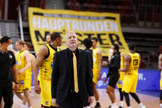 21.05.2021, Basketball, BBL 2020 2021, Viertelfinale, 2. Spieltag, MHP RIESEN Ludwigsburg - Brose Bamberg, GER, Ludwigsburg, MHPArena Bild: v. li. Jubel auf nach dem Sieg bei den Riesen um Head Coach John Patrick (MHP RIESEN) Copyright: HMBxMedia xHeikoxBecker