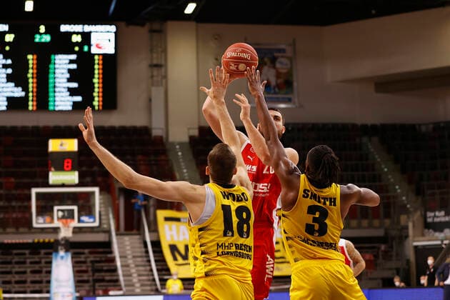 21.05.2021, Basketball, BBL 2020 2021, Viertelfinale, 2. Spieltag, MHP RIESEN Ludwigsburg - Brose Bamberg, GER, Ludwigsburg, MHPArena Bild: v. li. Jonas Wohlfarth-Bottermann (MHP RIESEN), Chase Fieler (Brose Bamberg) und Jaleen Smith (MHP RIESEN) Copyright: HMBxMedia xHeikoxBecker