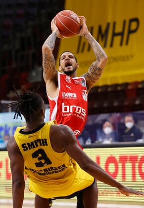21.05.2021, Basketball, BBL 2020 2021, Viertelfinale, 2. Spieltag, MHP RIESEN Ludwigsburg - Brose Bamberg, GER, Ludwigsburg, MHPArena Bild: v. li. Jaleen Smith (MHP RIESEN) und Tyler Larson (Brose Bamberg) Copyright: HMBxMedia xHeikoxBecker