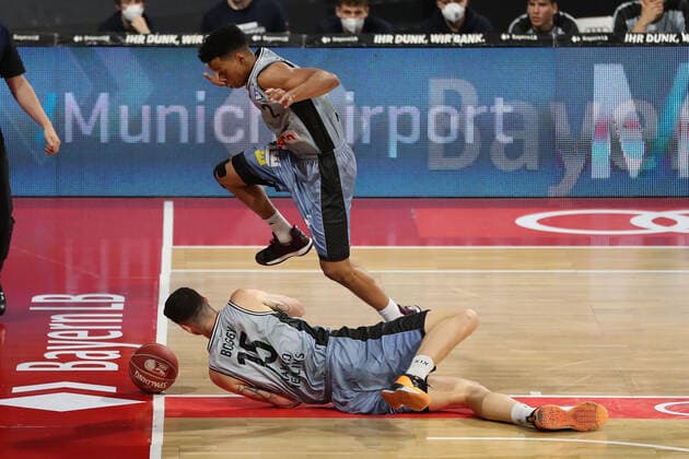 Trae Bell-Haynes (Crailsheim) springt ueber Bogdan Radosavljevic (Crailsheim) GER, FC Bayern Basketball vs. Hakro Merlins Crailsheim, Basketball, 1.Bundesliga, Playoffs 2020 2021, Viertelfinale Spiel 2, 21.05.2021, GER, FC Bayern Basketball vs. Hakro Merlins Crailsheim, Basketball, 1.Bundesliga, Playoffs 2020 2021, Viertelfinale Spiel 2, 21.05.2021, Muenchen Copyright: xEIBNER MarcelxEngelbrechtx EP_EER