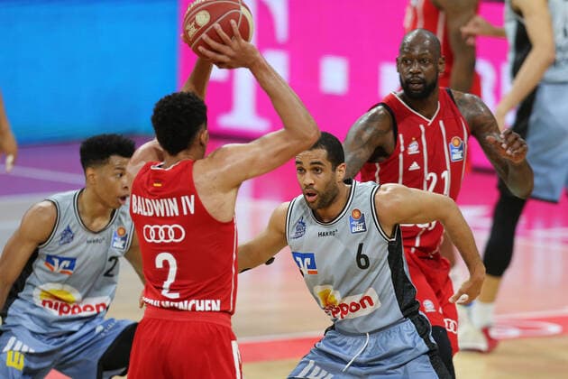 Elias Lasisi (Crailsheim) im Zweikampf GER, FC Bayern Basketball vs. Hakro Merlins Crailsheim, Basketball, 1.Bundesliga, Playoffs 2020 2021, Viertelfinale Spiel 2, 21.05.2021, GER, FC Bayern Basketball vs. Hakro Merlins Crailsheim, Basketball, 1.Bundesliga, Playoffs 2020 2021, Viertelfinale Spiel 2, 21.05.2021, Muenchen Copyright: xEIBNER MarcelxEngelbrechtx EP_EER