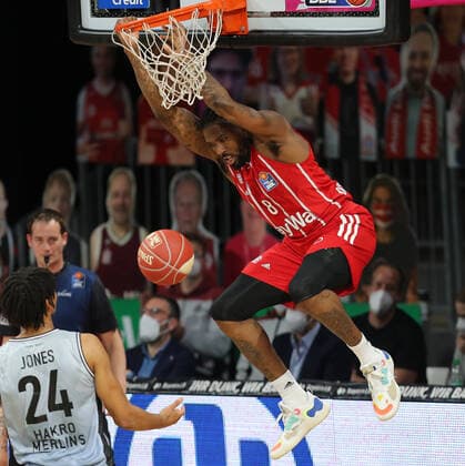 Jalen Reynolds (Muenchen) haengt am Korb GER, FC Bayern Basketball vs. Hakro Merlins Crailsheim, Basketball, 1.Bundesliga, Playoffs 2020 2021, Viertelfinale Spiel 2, 21.05.2021, GER, FC Bayern Basketball vs. Hakro Merlins Crailsheim, Basketball, 1.Bundesliga, Playoffs 2020 2021, Viertelfinale Spiel 2, 21.05.2021, Muenchen Copyright: xEIBNER MarcelxEngelbrechtx EP_EER
