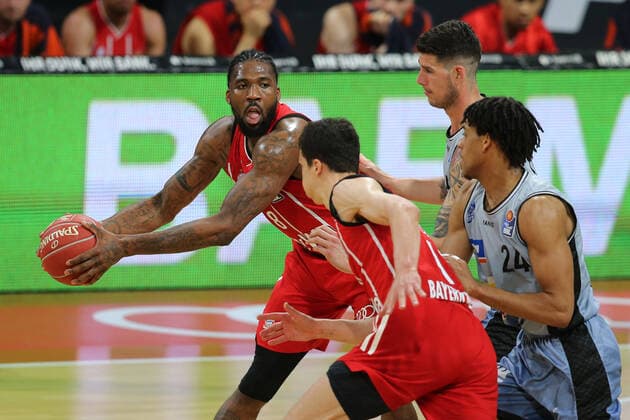 Jalen Reynolds (Muenchen) behauptet den Ball gegen Bogdan Radosavljevic (Crailsheim) GER, FC Bayern Basketball vs. Hakro Merlins Crailsheim, Basketball, 1.Bundesliga, Playoffs 2020 2021, Viertelfinale Spiel 2, 21.05.2021, GER, FC Bayern Basketball vs. Hakro Merlins Crailsheim, Basketball, 1.Bundesliga, Playoffs 2020 2021, Viertelfinale Spiel 2, 21.05.2021, Muenchen Copyright: xEIBNER MarcelxEngelbrechtx EP_EER