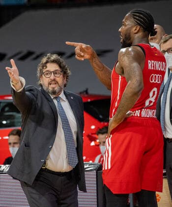 Bayerns - Head Coach Andrea TRINCHIERI und Bayerns 8 Jalen REYNOLDS. Basketball, Bayern - Crailsheim, BBL-Playoff, Viertelfinale, 2.Spiel, Saison 2020-2021, am 21.5.2021 in Muenchen, A U D I D O M E, Deutschland. Quelle Copyright Credit : Oryk HAIST