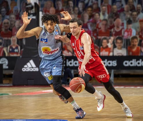 Crailsheims 24 JONES vs Bayerns 31 Zan Mark SISKO. Basketball, Bayern - Crailsheim, BBL-Playoff, Viertelfinale, 2.Spiel, Saison 2020-2021, am 21.5.2021 in Muenchen, A U D I D O M E, Deutschland. Quelle Copyright Credit : Oryk HAIST