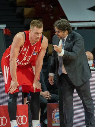 Bayerns 43 Leon RADOSEVIC und Head Coach Andrea TRINCHIERI. Basketball, Bayern - Crailsheim, BBL-Playoff, Viertelfinale, 2.Spiel, Saison 2020-2021, am 21.5.2021 in Muenchen, A U D I D O M E, Deutschland. Quelle Copyright Credit : Oryk HAIST
