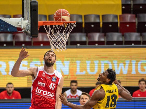 David Kravish (Brose Bamberg, 45), Yorman Polas Bartolo (MHP Riesen Ludwigsburg, 13), MHP Riesen Ludwigsburg vs. Brose Bamberg, Basketball, Bundesliga, Playoffs, Spiel 2, easycredit BBL, 21.05.2021, MHP Riesen Ludwigsburg vs. Brose Bamberg, Basketball, Bundesliga, Playoffs, Spiel 2, easycredit BBL, 21.05.2021 Ludwigsburg Copyright: xEibner-Pressefoto SaschaxWaltherx EP_swa