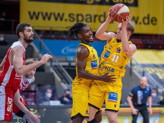 Jaleen Smith (MHP Riesen Ludwigsburg, 03), Lukas Herzog (MHP Riesen Ludwigsburg, 11), MHP Riesen Ludwigsburg vs. Brose Bamberg, Basketball, Bundesliga, Playoffs, Spiel 2, easycredit BBL, 21.05.2021, MHP Riesen Ludwigsburg vs. Brose Bamberg, Basketball, Bundesliga, Playoffs, Spiel 2, easycredit BBL, 21.05.2021 Ludwigsburg Copyright: xEibner-Pressefoto SaschaxWaltherx EP_swa