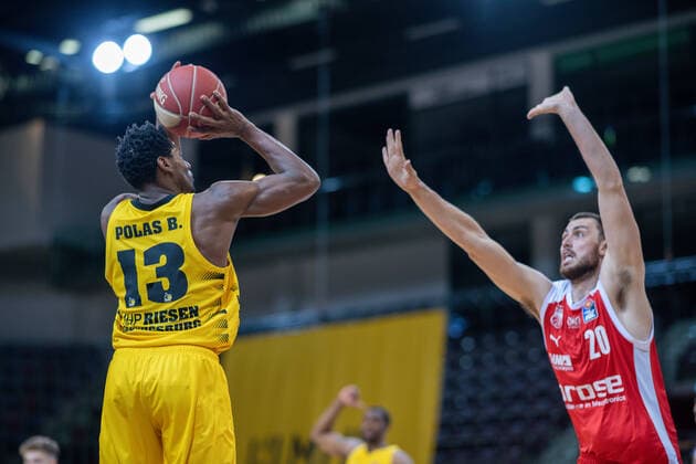 Yorman Polas Bartolo (MHP Riesen Ludwigsburg, 13), Chase Fieler (Brose Bamberg, 20), MHP Riesen Ludwigsburg vs. Brose Bamberg, Basketball, Bundesliga, Playoffs, Spiel 2, easycredit BBL, 21.05.2021, MHP Riesen Ludwigsburg vs. Brose Bamberg, Basketball, Bundesliga, Playoffs, Spiel 2, easycredit BBL, 21.05.2021 Ludwigsburg Copyright: xEibner-Pressefoto SaschaxWaltherx EP_swa