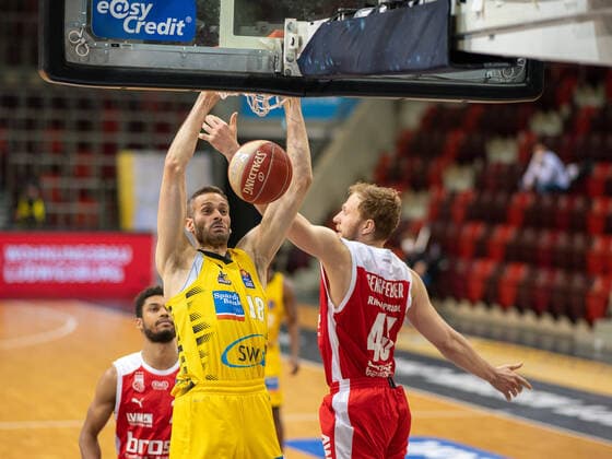 Jonas Wahlfarth-Bottermann (MHP Riesen Ludwigsburg, 18), Kenneth Ogbe (Brose Bamberg, 25) , Christian Sengfelder (Brose Bamberg, 43), MHP Riesen Ludwigsburg vs. Brose Bamberg, Basketball, Bundesliga, Playoffs, Spiel 2, easycredit BBL, 21.05.2021, MHP Riesen Ludwigsburg vs. Brose Bamberg, Basketball, Bundesliga, Playoffs, Spiel 2, easycredit BBL, 21.05.2021 Ludwigsburg Copyright: xEibner-Pressefoto SaschaxWaltherx EP_swa
