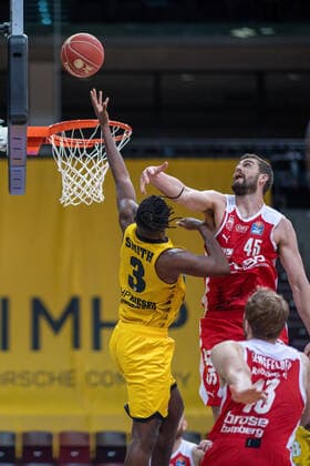Jaleen Smith (MHP Riesen Ludwigsburg, 03), David Kravish (Brose Bamberg, 45), Christian Sengfelder (Brose Bamberg, 43), MHP Riesen Ludwigsburg vs. Brose Bamberg, Basketball, Bundesliga, Playoffs, Spiel 2, easycredit BBL, 21.05.2021, MHP Riesen Ludwigsburg vs. Brose Bamberg, Basketball, Bundesliga, Playoffs, Spiel 2, easycredit BBL, 21.05.2021 Ludwigsburg Copyright: xEibner-Pressefoto SaschaxWaltherx EP_swa