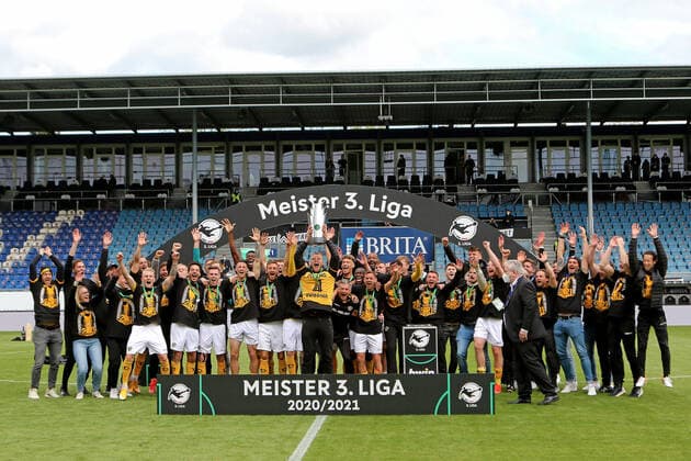 Sport Bilder des Tages Wiesbaden, Deutschland 22. Mai 2021: 3.Liga - 2020 2021 - Wehen Wiesbaden vs. Dynamo Dresden Dresdner Spieler und Betreuer feiern die 3. Liga Meisterschaft. Paul Will (Dresden) hebt den Meisterpokal nach oben. DFB regulations prohibit any use of photographs as image sequences and or quasi-video Britta Arena Hessen Copyright: xFotostandx xRacochax
