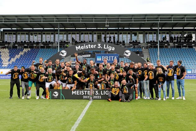 Wiesbaden, Deutschland 22. Mai 2021: 3.Liga - 2020 2021 - Wehen Wiesbaden vs. Dynamo Dresden Dresdner Spieler und Betreuer feiern die 3. Liga Meisterschaft. DFB regulations prohibit any use of photographs as image sequences and or quasi-video Britta Arena Hessen Copyright: xFotostandx xRacochax
