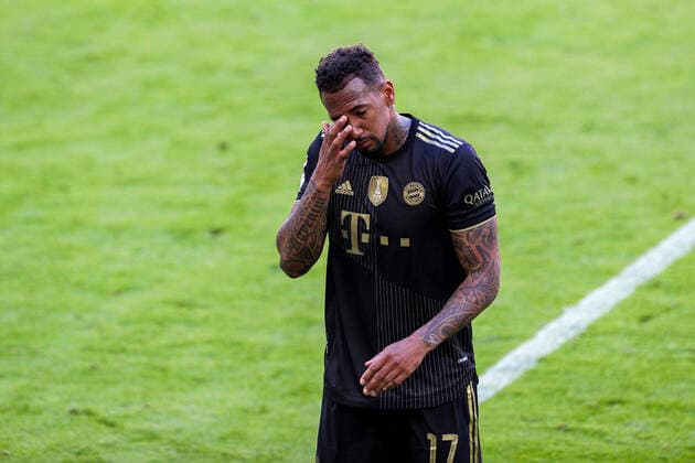 FC Bayern Muenchen vs. FC Augsburg, 1. Bundesliga, 34. Spieltag, 22.05.2021 Jerome Boateng 17 (FC Bayern Muenchen) geht unter Traenen vom Platz, FC Bayern Muenchen vs. FC Augsburg, 1. Bundesliga, 34. Spieltag, 22.05.2021, Foto: Christian Kolbert kolbert-press Pool - Editorial Use ONLY - DFL regulations prohibit any use of photographs as image sequences and or quasi-video - National and International News Agencies OUT Muenchen Allianz Arena Bayern Deutschland