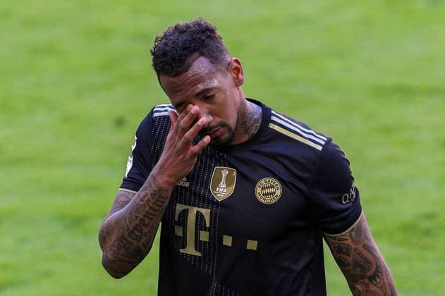 Bilder des Jahres 2021, Sport 05 Mai Sport Themen der Woche KW20 Sport Bilder des Tages FC Bayern Muenchen vs. FC Augsburg, 1. Bundesliga, 34. Spieltag, 22.05.2021 Jerome Boateng 17 (FC Bayern Muenchen) geht unter Traenen vom Platz, FC Bayern Muenchen vs. FC Augsburg, 1. Bundesliga, 34. Spieltag, 22.05.2021, Foto: Christian Kolbert kolbert-press Pool - Editorial Use ONLY - DFL regulations prohibit any use of photographs as image sequences and or quasi-video - National and International News Agencies OUT Muenchen Allianz Arena Bayern Deutschland *** FC Bayern Muenchen vs FC Augsburg, 1 Bundesliga, 34 Spieltag, 22 05 2021 Jerome Boateng 17 FC Bayern Muenchen leaves the pitch in tears, FC Bayern Muenchen vs FC Augsburg, 1 Bundesliga, 34 Spieltag, 22 05 2021, Foto Christian Kolbert kolbert press Pool Editorial Use ONLY DFL regulations prohibit any use of photographs as image sequences and or quasi video National and International News Agencies OUT Muenchen Allianz Arena Bayern Deutschland Poolfoto Christian Kolbert kolbert-press Pool ,EDITORIAL USE ONLY