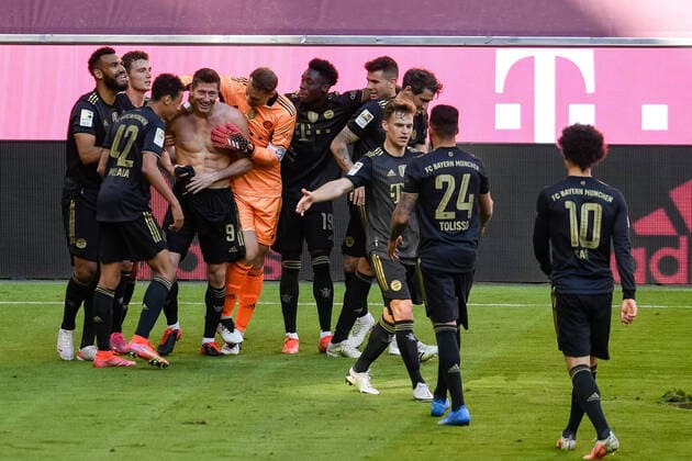 Bilder des Jahres 2021, Sport 05 Mai Fußball, Bundesliga, FC Bayern München - FC Augsburg Fußball, Bundesliga, FC Bayern München - FC Augsburg. Im Bild Bayern Torjubel bejubelt Tor 5:2. Fotocredit: Martin Hangen. *** - DFL REGULATIONS PROHIBIT ANY USE OF PHOTOGRAPHS as IMAGE SEQUENCES and or QUASI-VIDEO - National and international News-Agencies OUT Editorial Use ONLY Foto nur für redaktionelle Verwendung - no model release! München Allianz Arena Bayern Deutschland *** Football, Bundesliga, FC Bayern Munich FC Augsburg Football, Bundesliga, FC Bayern Munich FC Augsburg In picture Bayern goal celebrates goal 5 2 d DFL REGULATIONS PROHIBIT ANY USE OF PHOTOGRAPHS as IMAGE SEQUENCES and or QUASI VIDEO National and international News Agencies OUT Editorial Use ONLY Photo for editorial use only no model release Munich Allianz Arena Bayern Germany Poolfoto Martin Hangen ,EDITORIAL USE ONLY
