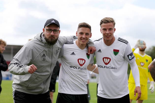 Regionalliga Bayern Play-Offs; SV Viktoria Aschaffenburg - 1. FC Schweinfurt 05; 22.05.2021 v.li.: Jan Gernlein (Funktionsteam, 1. FC Schweinfurt 05), Martin Thomann ( 14, 1. FC Schweinfurt 05) und Vitus Scheithauer ( 23, 1. FC Schweinfurt 05) nach dem Sieg, Regionalliga Bayern Play-Offs, SV Viktoria Aschaffenburg - 1. FC Schweinfurt 05, 22.05.2021, Aschaffenburg, Stadion am Schoenbusch Copyright: xBEAUTIFULxSPORTS JulienxChristx