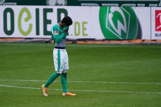 Bilder des Jahres 2021, Sport 05 Mai Sport Themen der Woche KW20 GER, 1.FBL, SV Werder Bremen vs Borussia Moenchengladbach 22.05.2021, wohninvest Weserstadion, Bremen, GER, 1.FBL, SV Werder Bremen vs Borussia Moenchengladbach im Bild picture shows Spielende. Endstand 2:4, Theodor Gebre Selassie (Werder Bremen 23) ist enttäuscht enttaeuscht *** GER, 1 FBL, SV Werder Bremen vs Borussia Moenchengladbach 22 05 2021, wohninvest Weserstadion, Bremen, GER, 1 FBL, SV Werder Bremen vs Borussia Moenchengladbach in picture shows end of match final score 2 4, Theodor Gebre Selassie Werder Bremen 23 is disappointed disappointed nordphotoxGmbHx xgumzmedia nphgm001