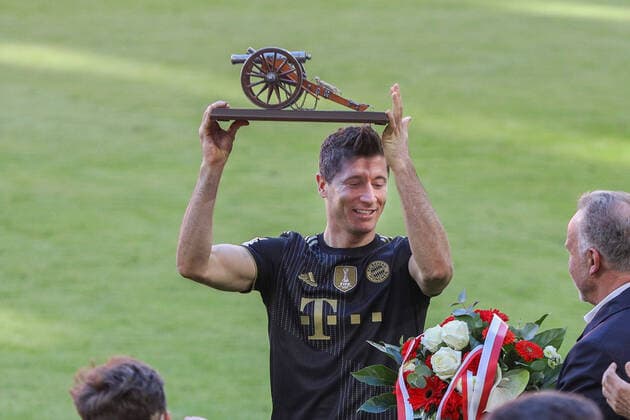 Bilder des Jahres 2021, Sport 05 Mai Sport Themen der Woche KW20 FC Bayern Muenchen vs. FC Augsburg, 1. Bundesliga, 34. Spieltag, 22.05.2021 Robert Lewandowski 9 (FC Bayern Muenchen) hebt die Torjaegerkano in den Haenden und hat den Mueller Rekord gebrochen, FC Bayern Muenchen vs. FC Augsburg, 1. Bundesliga, 34. Spieltag, 22.05.2021, Foto: Christian Kolbert kolbert-press Pool - Editorial Use ONLY - DFL regulations prohibit any use of photographs as image sequences and or quasi-video - National and International News Agencies OUT Muenchen Allianz Arena Bayern Deutschland *** FC Bayern Muenchen vs FC Augsburg, 1 Bundesliga, 34 Spieltag, 22 05 2021 Robert Lewandowski 9 FC Bayern Muenchen lifts the Torjaegerkano in his hands and has broken the Mueller record, FC Bayern Muenchen vs FC Augsburg, 1 Bundesliga, 34 Spieltag, 22 05 2021, Foto Christian Kolbert kolbert press Pool Editorial Use ONLY DFL regulations prohibit any use of photographs as image sequences and or quasi video National and International News Agencies OUT Muenchen Allianz Arena Bayern Deutschland Poolfoto Christian Kolbert kolbert-press Pool ,EDITORIAL USE ONLY