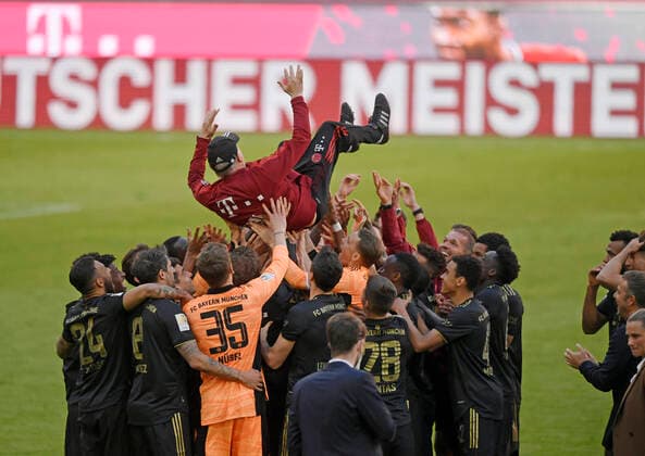 Sport Themen der Woche KW20 Sport Bilder des Tages 22.05.2021, Fussball 1. Bundesliga: FC Bayern - FC Augsburg 22.05.2021, Fussball 1. Bundesliga 2020 2021, 34. Spieltag, FC Bayern München - FC Augsburg, in der Allianz-Arena München. Meisterehrung für den FC Bayern nach dem Spiel. Co-Trainer Herman Gerland (FC Bayern München) wird gefeiert und von der Mannschaft in die Luft geworfen Foto: Bernd Feil M.i.S Pool Nur für journalistische Zwecke! Only for editorial use! Gemäß den Vorgaben der DFL Deutsche Fußball Liga ist es untersagt, in dem Stadion und oder vom Spiel angefertigte Fotoaufnahmen in Form von Sequenzbildern und oder videoähnlichen Fotostrecken zu verwerten bzw. verwerten zu lassen. DFL regulations prohibit any use of photographs as image sequences and or quasi-video. National and international NewsAgencies OUT. München Bayern Deutschland