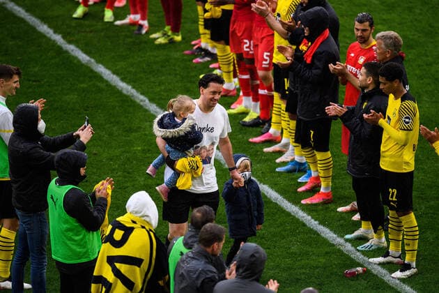 Bilder des Jahres 2021, Sport 05 Mai Sport Themen der Woche KW20 GES Fussball Borussia Dortmund - Bayer 04 Leverkusen, 22.05.2021 Schiedsrichter Manuel Graefe wird nach seinem letzen Bundesligaspiel mit seiner Familie verabschiedet. GES Fussball 1. Bundesliga: Borussia Dortmund - Bayer 04 Leverkusen, 22.05.2021 Football Soccer: 1st german league: Dortmund vs Leverkusen, Dortmund, May 22, 2021 DFL regulations prohibit any use of photographs as image sequences and or quasi-video. Dortmund NW Deutschland *** GES Football Borussia Dortmund Bayer 04 Leverkusen, 22 05 2021 Referee Manuel Graefe is seen off with his family after his last Bundesliga match GES Football 1 Bundesliga Borussia Dortmund Bayer 04 Leverkusen, 22 05 2021 Football Soccer 1st german league Dortmund vs Leverkusen, Dortmund, May 22, 2021 DFL regulations prohibit any use of photographs as image sequences and or quasi video Dortmund NW Germany Poolfoto GES Edith Geuppert pool via Joerg Niebergall EIBNER-PRESSEFOTO ,EDITORIAL USE ONLY