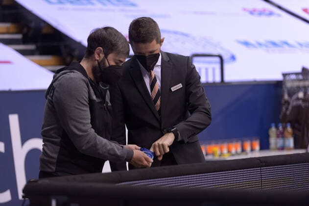 Jaka LAKOVIC (Trainer Coach Headcoach ratiopharm ulm) nimmt sich Hautcreme vor der Partie EWE Baskets Oldenburg vs ratiopharm Ulm, Basketball, Bundesliga, 22.05.2021, Saison 2020 2021, Playoffs, Viertelfinale, 2. Spieltag ; Copyright: xErikxHillmer EIBNERx EP_ehr EWE Baskets Oldenburg vs ratiopharm Ulm, Basketball, Bundesliga, 22.05.2021, Saison 2020 2021, Playoffs, Viertelfinale, 2. Spieltag Oldenburg Copyright: xErikxHillmer EIBNERx EP_ehr