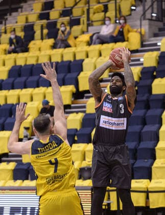 Karsten TADDA (9 EWE Baskets Oldenburg), Cameron CLARK (3 ratiopharm ulm) bei der Partie EWE Baskets Oldenburg vs ratiopharm Ulm, Basketball, Bundesliga, 22.05.2021, Saison 2020 2021, Playoffs, Viertelfinale, 2. Spieltag ; Copyright: xErikxHillmer EIBNERx EP_ehr EWE Baskets Oldenburg vs ratiopharm Ulm, Basketball, Bundesliga, 22.05.2021, Saison 2020 2021, Playoffs, Viertelfinale, 2. Spieltag Oldenburg Copyright: xErikxHillmer EIBNERx EP_ehr