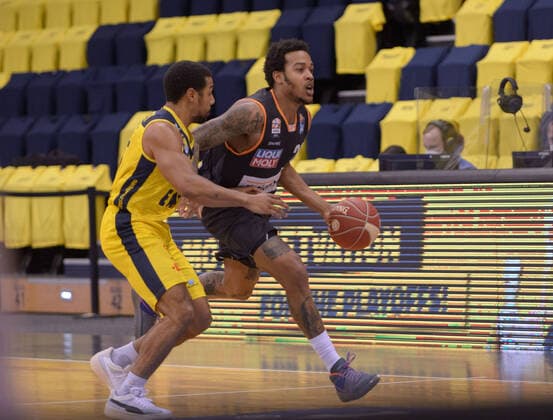 Troy CAUPAIN (23 ratiopharm ulm) im Dribbling gegen Phil PRESSEY (25 EWE Baskets Oldenburg) bei der Partie EWE Baskets Oldenburg vs ratiopharm Ulm, Basketball, Bundesliga, 22.05.2021, Saison 2020 2021, Playoffs, Viertelfinale, 2. Spieltag ; Copyright: xErikxHillmer EIBNERx EP_ehr EWE Baskets Oldenburg vs ratiopharm Ulm, Basketball, Bundesliga, 22.05.2021, Saison 2020 2021, Playoffs, Viertelfinale, 2. Spieltag Oldenburg Copyright: xErikxHillmer EIBNERx EP_ehr