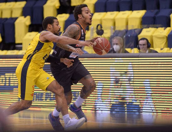 Troy CAUPAIN (23 ratiopharm ulm) im Dribbling gegen Phil PRESSEY (25 EWE Baskets Oldenburg) bei der Partie EWE Baskets Oldenburg vs ratiopharm Ulm, Basketball, Bundesliga, 22.05.2021, Saison 2020 2021, Playoffs, Viertelfinale, 2. Spieltag ; Copyright: xErikxHillmer EIBNERx EP_ehr EWE Baskets Oldenburg vs ratiopharm Ulm, Basketball, Bundesliga, 22.05.2021, Saison 2020 2021, Playoffs, Viertelfinale, 2. Spieltag Oldenburg Copyright: xErikxHillmer EIBNERx EP_ehr