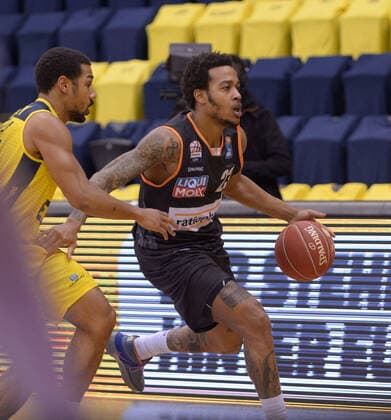 Troy CAUPAIN (23 ratiopharm ulm) im Dribbling gegen Phil PRESSEY (25 EWE Baskets Oldenburg) bei der Partie EWE Baskets Oldenburg vs ratiopharm Ulm, Basketball, Bundesliga, 22.05.2021, Saison 2020 2021, Playoffs, Viertelfinale, 2. Spieltag ; Copyright: xErikxHillmer EIBNERx EP_ehr EWE Baskets Oldenburg vs ratiopharm Ulm, Basketball, Bundesliga, 22.05.2021, Saison 2020 2021, Playoffs, Viertelfinale, 2. Spieltag Oldenburg Copyright: xErikxHillmer EIBNERx EP_ehr