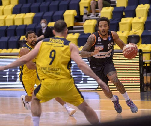 Karsten TADDA (9 EWE Baskets Oldenburg), Troy CAUPAIN (23 ratiopharm ulm) bei der Partie EWE Baskets Oldenburg vs ratiopharm Ulm, Basketball, Bundesliga, 22.05.2021, Saison 2020 2021, Playoffs, Viertelfinale, 2. Spieltag ; Copyright: xErikxHillmer EIBNERx EP_ehr EWE Baskets Oldenburg vs ratiopharm Ulm, Basketball, Bundesliga, 22.05.2021, Saison 2020 2021, Playoffs, Viertelfinale, 2. Spieltag Oldenburg Copyright: xErikxHillmer EIBNERx EP_ehr