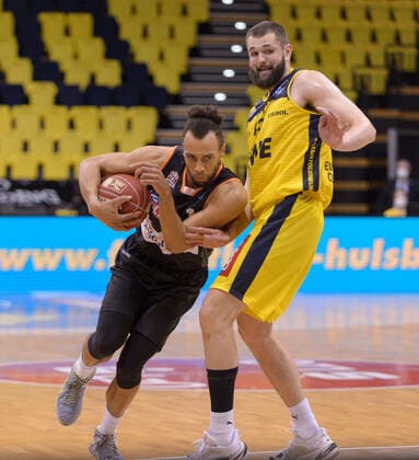 Demitrius CONGER (1 ratiopharm ulm) versucht sich gegen Nathan BOOTHE (45 EWE Baskets Oldenburg) durchzusetzen bei der Partie EWE Baskets Oldenburg vs ratiopharm Ulm, Basketball, Bundesliga, 22.05.2021, Saison 2020 2021, Playoffs, Viertelfinale, 2. Spieltag ; Copyright: xErikxHillmer EIBNERx EP_ehr EWE Baskets Oldenburg vs ratiopharm Ulm, Basketball, Bundesliga, 22.05.2021, Saison 2020 2021, Playoffs, Viertelfinale, 2. Spieltag Oldenburg Copyright: xErikxHillmer EIBNERx EP_ehr