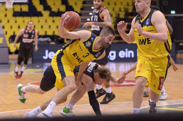 Braydon HOBBS (3 EWE Baskets Oldenburg) kann den Ball vor Per GÜNTHER GUENTHER (6 ratiopharm ulm) schützen bei der Partie EWE Baskets Oldenburg vs ratiopharm Ulm, Basketball, Bundesliga, 22.05.2021, Saison 2020 2021, Playoffs, Viertelfinale, 2. Spieltag ; Copyright: xErikxHillmer EIBNERx EP_ehr EWE Baskets Oldenburg vs ratiopharm Ulm, Basketball, Bundesliga, 22.05.2021, Saison 2020 2021, Playoffs, Viertelfinale, 2. Spieltag Oldenburg Copyright: xErikxHillmer EIBNERx EP_ehr