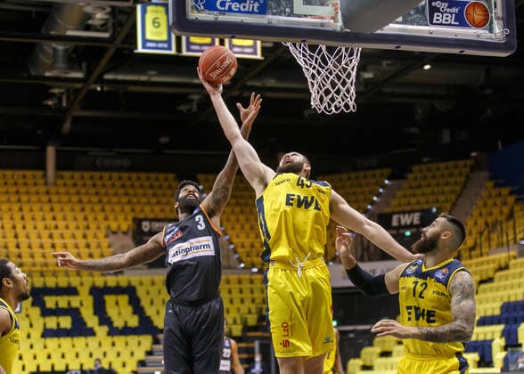 Oldenburg, Niedersachsen, DEU, 22.05.2021, Nathan Boothe (Mitte, EWE Baskets Oldenburg), Cameron Clark (links, Ratiopharm Ulm) und Martin Breunig (rechts, EWE Baskets Oldenburg). EWE Baskets Oldenburg vs. Ratiopharm Ulm. Basketball Bundesliga Playoffs Viertelfinale 2. Spieltag, Grosse EWE Arena. Playoffs EWE Baskets Oldenburg vs. Ratiopharm Ulm