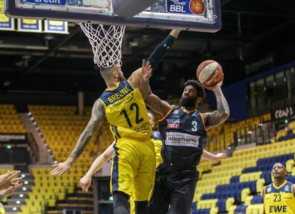 Oldenburg, Niedersachsen, DEU, 22.05.2021, Cameron Clark (rechts, Ratiopharm Ulm) und Martin Breunig (links, EWE Baskets Oldenburg). EWE Baskets Oldenburg vs. Ratiopharm Ulm. Basketball Bundesliga Playoffs Viertelfinale 2. Spieltag, Grosse EWE Arena. Playoffs EWE Baskets Oldenburg vs. Ratiopharm Ulm