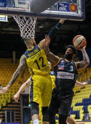 Oldenburg, Niedersachsen, DEU, 22.05.2021, Cameron Clark (rechts, Ratiopharm Ulm) und Martin Breunig (links, EWE Baskets Oldenburg). EWE Baskets Oldenburg vs. Ratiopharm Ulm. Basketball Bundesliga Playoffs Viertelfinale 2. Spieltag, Grosse EWE Arena. Playoffs EWE Baskets Oldenburg vs. Ratiopharm Ulm