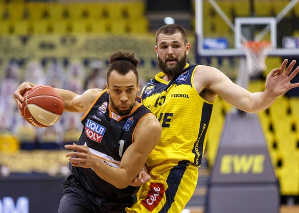 Oldenburg, Niedersachsen, DEU, 22.05.2021, Demitrius Conger (links, Ratiopharm Ulm) und Nathan Boothe (rechts, EWE Baskets Oldenburg). EWE Baskets Oldenburg vs. Ratiopharm Ulm. Basketball Bundesliga Playoffs Viertelfinale 2. Spieltag, Grosse EWE Arena. Playoffs EWE Baskets Oldenburg vs. Ratiopharm Ulm