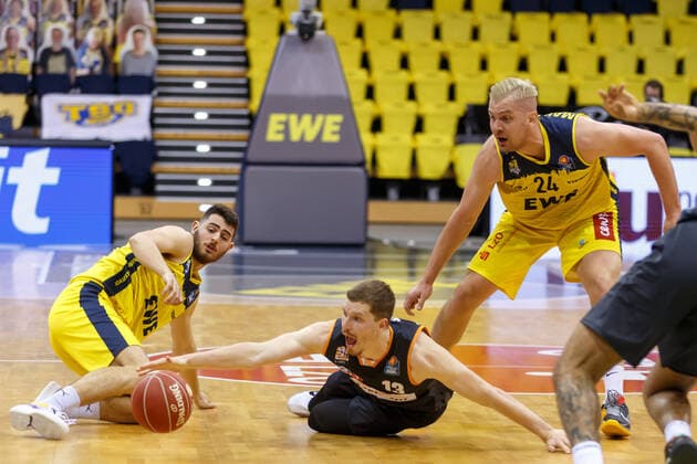Oldenburg, Niedersachsen, DEU, 22.05.2021, Nicolas Bretzel (Mitte, Ratiopharm Ulm), Sebastian Herrera (links, EWE Baskets Oldenburg) und Rasid Mahalbasic (rechts, EWE Baskets Oldenburg). EWE Baskets Oldenburg vs. Ratiopharm Ulm. Basketball Bundesliga Playoffs Viertelfinale 2. Spieltag, Grosse EWE Arena. Playoffs EWE Baskets Oldenburg vs. Ratiopharm Ulm