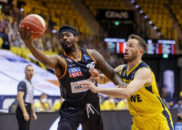 Oldenburg, Niedersachsen, DEU, 22.05.2021, Aric Holman (links, Ratiopharm Ulm) und Philipp Schwethelm (rechts, EWE Baskets Oldenburg). EWE Baskets Oldenburg vs. Ratiopharm Ulm. Basketball Bundesliga Playoffs Viertelfinale 2. Spieltag, Grosse EWE Arena. Playoffs EWE Baskets Oldenburg vs. Ratiopharm Ulm
